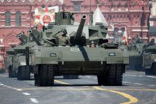 戦勝パレードに搭乗した最新鋭戦車T-14「アルマータ」（画像：ロシア国防省）。