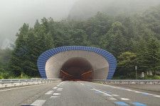 関越トンネルの入口（画像：写真AC）。