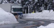 現道の笠波峠。路肩は雪で埋まり、大型車のすれ違いも困難だという。ここをトンネルで回避するルートが開通する（画像：豊岡河川国道事務所）。