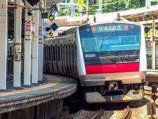 JR外房線へ乗り入れる京葉線の電車（画像：写真AC）。