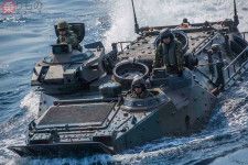 陸上自衛隊の水陸両用車「AAV7」（画像：アメリカ海軍）。