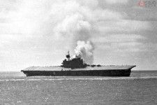 ミッドウェー海戦にて、日本側の攻撃を受け傾斜するアメリカ軍空母「ヨークタウン」（画像：アメリカ海軍）。