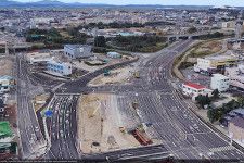 中央が紫竹山交差点。中間に立体道路を構築する予定（画像：Google earth）。