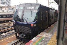 海老名駅に停車中の相鉄20000系（乗りものニュース編集部撮影）。