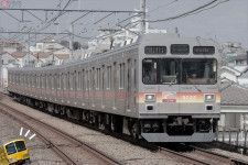 東急大井町線で使われる9020系電車。元・田園都市線の2000系電車を改造した車両（画像：写真ACを加工）。