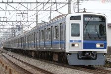 地下鉄や東急線へ乗り入れる西武6000系電車（2021年1月、伊藤真悟撮影）。