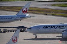 2タイプのJALのボーイング777が並んだ羽田空港の駐機場（2023年10月30日、乗りものニュース編集部撮影）。