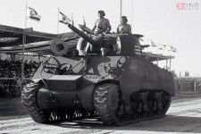 1949年7月1日、イスラエル国防軍の機甲軍団創設を記念する式典でパレードするM4「シャーマン」戦車。この車体は1948年にイタリアから購入した105mm榴弾砲搭載のスクラップ車体で、別途調達された75mm砲を古いM34砲架ごと組み合わせたオリジナルモデルである（画像：イスラエル国防軍）。