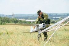 発進用カタパルトに載せられたロシア軍の無人機「オルラン10」。ゴムの張力で打ち出される。（画像：ロシア国防省）。
