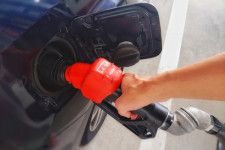 給油のイメージ、大抵の場合ガソリン車では「レギュラー」を給油する（画像：写真AC）。