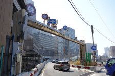 阪神高速の梅田入口（乗りものニュース編集部撮影）。