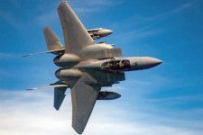 F-15EX「イーグルII」価格高騰中!? 最新鋭のステルス機「F-35」よりも高額に 一体なぜなのか