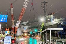 田谷交差点付近で10月に行われた横浜湘南道路の橋桁架設（画像：横浜国道事務所）。
