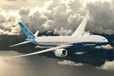 「自分を戦闘機と勘違いしてる」 ボーイング新型旅客機「777X」、驚嘆不可避な展示飛行の様子とは？ 全長は77m