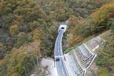 開通間近となった福井・岐阜県境の「冠山峠道路」（画像：国土交通省）。