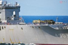 2022年11月に相模湾で行われた国際観艦式に参加した海上自衛隊の輸送艦「くにさき」。陸上自衛隊の各種装甲車を搭載して参加していた（深水千翔撮影）。