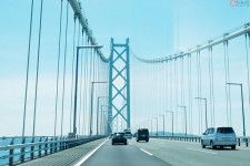 明石海峡大橋。他の高速道路と比べて料金水準が非常に高い（佐藤 勝撮影）。
