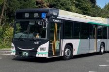 東急バス初の連節バス。田園都市線の2020形電車を彷彿させる（画像：東急バス）。