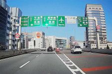 C1江戸橋JCT。日本橋区間の地下化後は、この右側のC1連絡路が廃止される（ドライブレコーダー）。