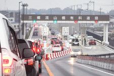開通した三郷流山橋有料道路（乗りものニュース編集部撮影）。