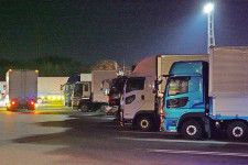 トラックで混雑する夜のSAのイメージ（乗りものニュース編集部撮影）。