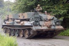 見たことある？ 陸上自衛隊「78式戦車回収車」の“キャタピラ”交換 一組の重さはどれぐらい？