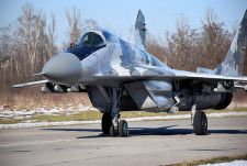 地面スレスレ！ ウクライナの戦闘機が「異次元の低空飛行」 空軍が動画公開