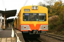 旅客列車は現在、近鉄富田駅発だ（画像：写真AC）。