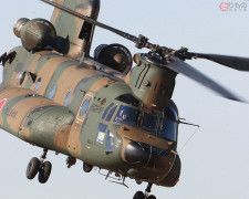 陸上自衛隊のCH-47JA輸送ヘリコプター（乗りものニュース編集部撮影）。