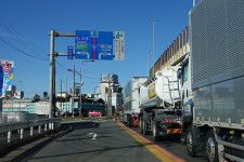 直進レーンだけが渋滞している加倉南交差点（乗りものニュース編集部撮影）。
