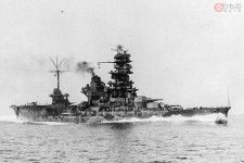 1943年8月24日、鹿児島県の佐多岬沖にて撮影された「伊勢」。航空戦艦への改造完了直前（画像：アメリカ海軍）。