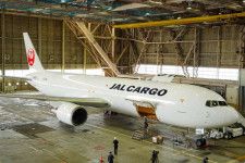 報道陣に公開されたJALの貨物専用機「ボーイング767F」（2024年2月8日、乗りものニュース編集部撮影）。