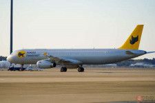 成田空港に到着したヤマトの貨物機2号機（2024年2月8日、乗りものニュース編集部撮影）。