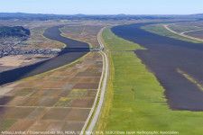 中央が小見川東庄バイパス。利根川の堤防がバイパス道路になっている（画像：Google earth）。