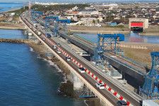 北陸道の新手取川橋。リニューアル工事のため対面通行規制が続いている（画像：NEXCO中日本）。