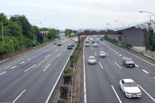 海老名PA付近の東名高速道路（乗りものニュース編集部撮影）。