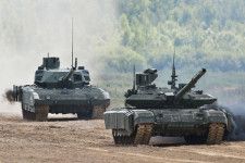 ウクライナ侵攻で投入されている戦車の中でロシア軍の最新型であるT-90Mと、後方を走るのが以前戦場に投入された噂のあった最新型のT-14「アルマータ」（画像：ロシア国防省）。