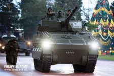 2023年12月21日に行われたフィリピン軍創立88周年記念式典で行進する「サブラ」軽戦車（画像：フィリピン陸軍）。