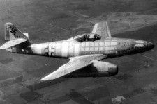 戦後、アメリカ軍で飛行テストされるドイツ空軍のジェット戦闘機「Me262」（画像：アメリカ空軍）。