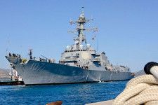 紅海での防衛任務に従事している艦艇のひとつであるアーレイ・バーク級ミサイル駆逐艦「グレーヴリー」（画像：アメリカ海軍）。