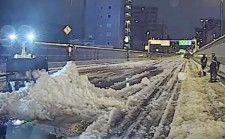 首都高における除雪作業の様子（画像：首都高速道路）。