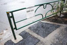 渋谷区恵比寿西の事故現場の歩道に設けられた柵。より強固なものに付け替える工事が行われる（中島みなみ撮影）。