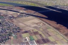 東庄銚子バイパスが利根川の堤防に建設される。右手前が銚子方面、左奥が小見川東庄バイパスの終端部（画像：Google earth）。