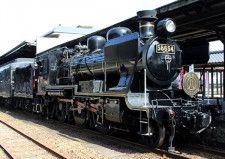 「SL人吉」の先頭に立つ8620形蒸気機関車58654号機（画像：JR九州）。
