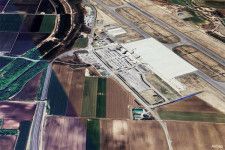 女満別空港。左下の道路「美幌バイパス」を網走まで延伸させる事業が女満別空港網走道路だ（画像：Google earth）。