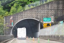 中部縦貫道の一部になる安房峠道路。これに続くトンネルが岐阜県側に新たに整備される見込み（乗りものニュース編集部撮影）。