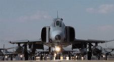 韓国空軍 退役直前のF-4E「ファントムII」に敬意を表す F-35やKF-16などの後輩戦闘機と最後のタキシング