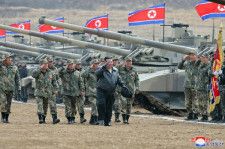 3月13日に開催された「朝鮮人民軍戦車兵大連合部隊間の対抗訓練競技」を視察する金 正恩労働党総書記ら北朝鮮の要人たち（画像：朝鮮中央通信）。