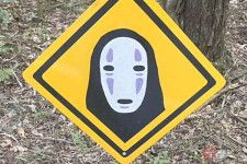 えっ、林道を走ってたら「ジブリのカオナシ標識」が立っていたのですが…一体誰が、どんな意味で？