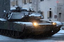 ウクライナが使用 異形のM1「エイブラムス」戦車 何に使う？ 背中開いて飛ばすものとは？
